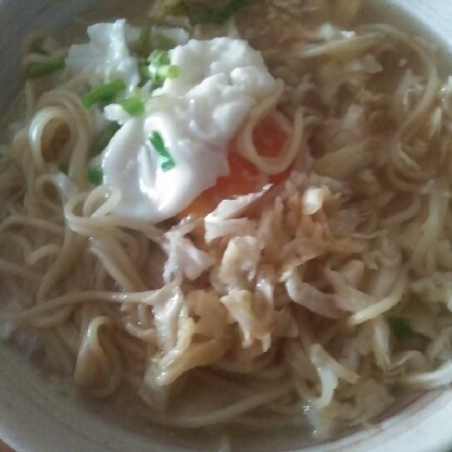 風邪気味でうどんばかり食べていたのですが飽きたのでラーメンに。炒めたキャベツが醤油味と合い美味しく体が温まりました。